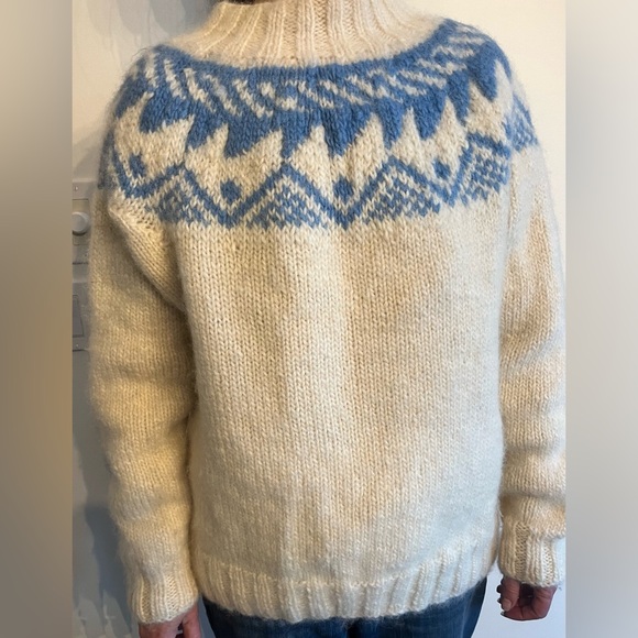 Not your average handmade grandma’s wool knit sweater cream and blue fits large - Picture 11 of 12